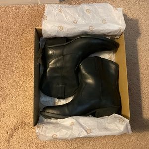 Born black boots in size in size 8 1/2